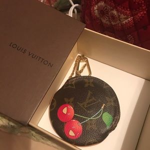 LE LOUIS VUITTON CHERISE COIN HOLDER